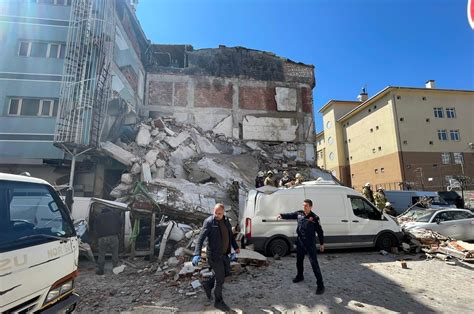 Malatya'da metruk bina çöktü - Son Dakika Haberleri